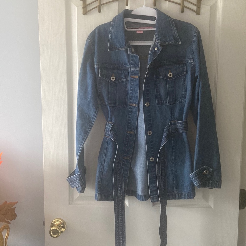 Womens Vintage  Blue Denim Jacket with fronts pockets and belt Size S